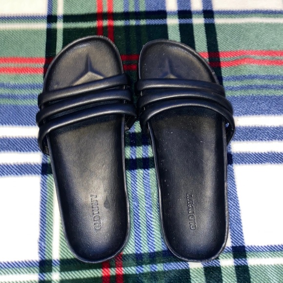 Shoes - 🦋Black fashionable slides!